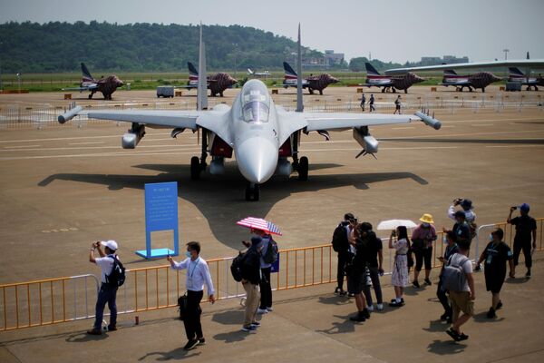 Самолет РЭБ J-16D на выставке Airshow China в Чжухае