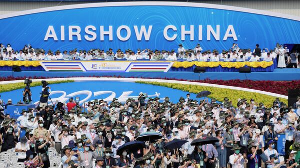 Посетители на выставке Airshow China в Чжухае