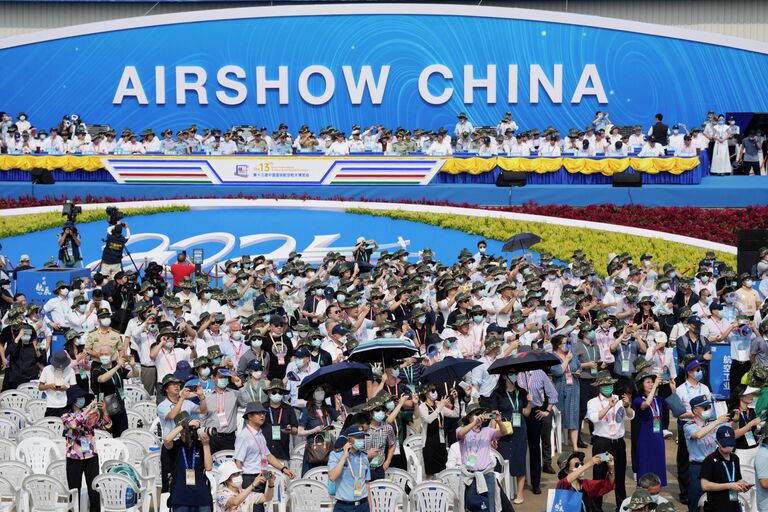 Посетители на выставке Airshow China в Чжухае