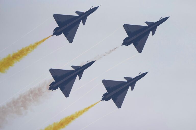 Пилотажная группа китайских ВВС 1 августа на выставке Airshow China в Чжухае