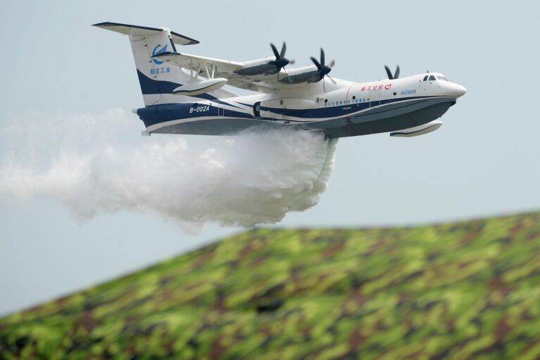 Перспективный китайский самолет-амфибия AG600 на выставке Airshow China в Чжухае