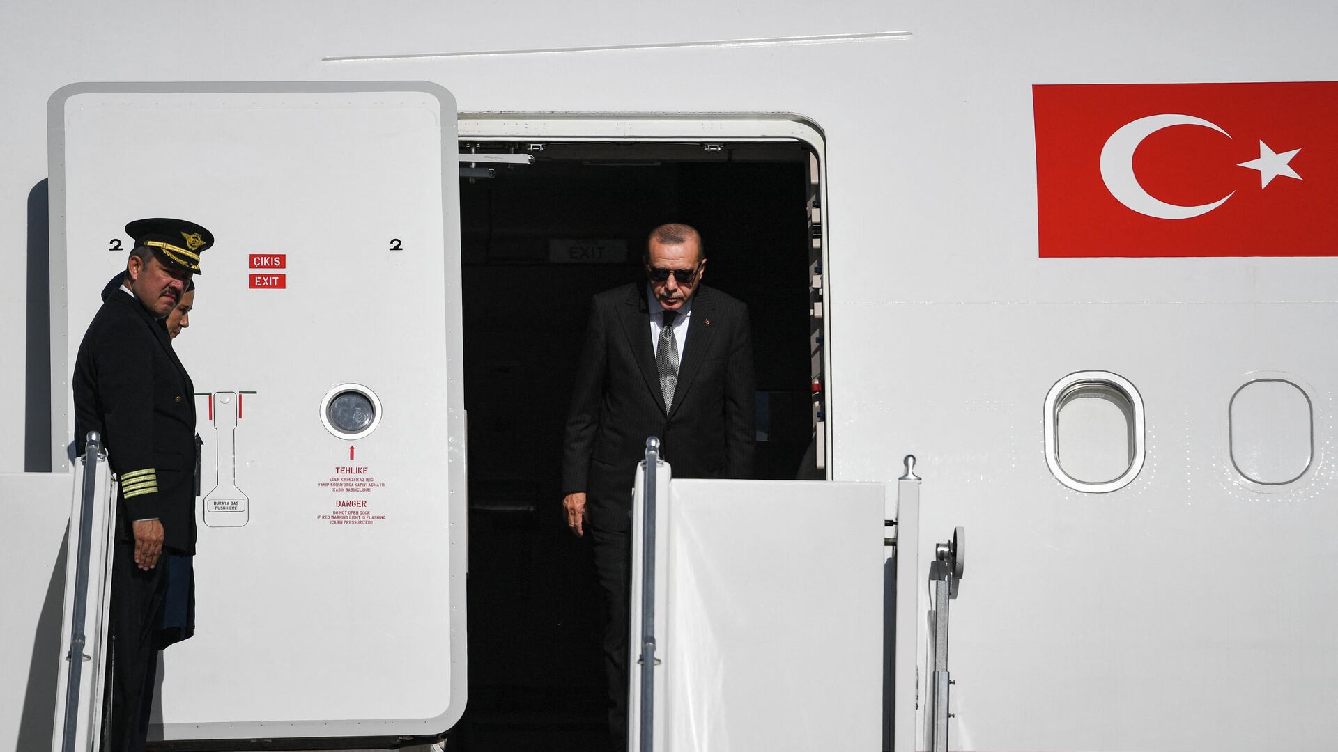 Президент Турции Реджеп Тайип Эрдоган выходит из самолета  - РИА Новости, 1920, 29.09.2021