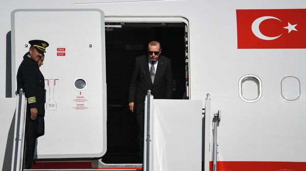 Президент Турции Реджеп Тайип Эрдоган выходит из самолета 