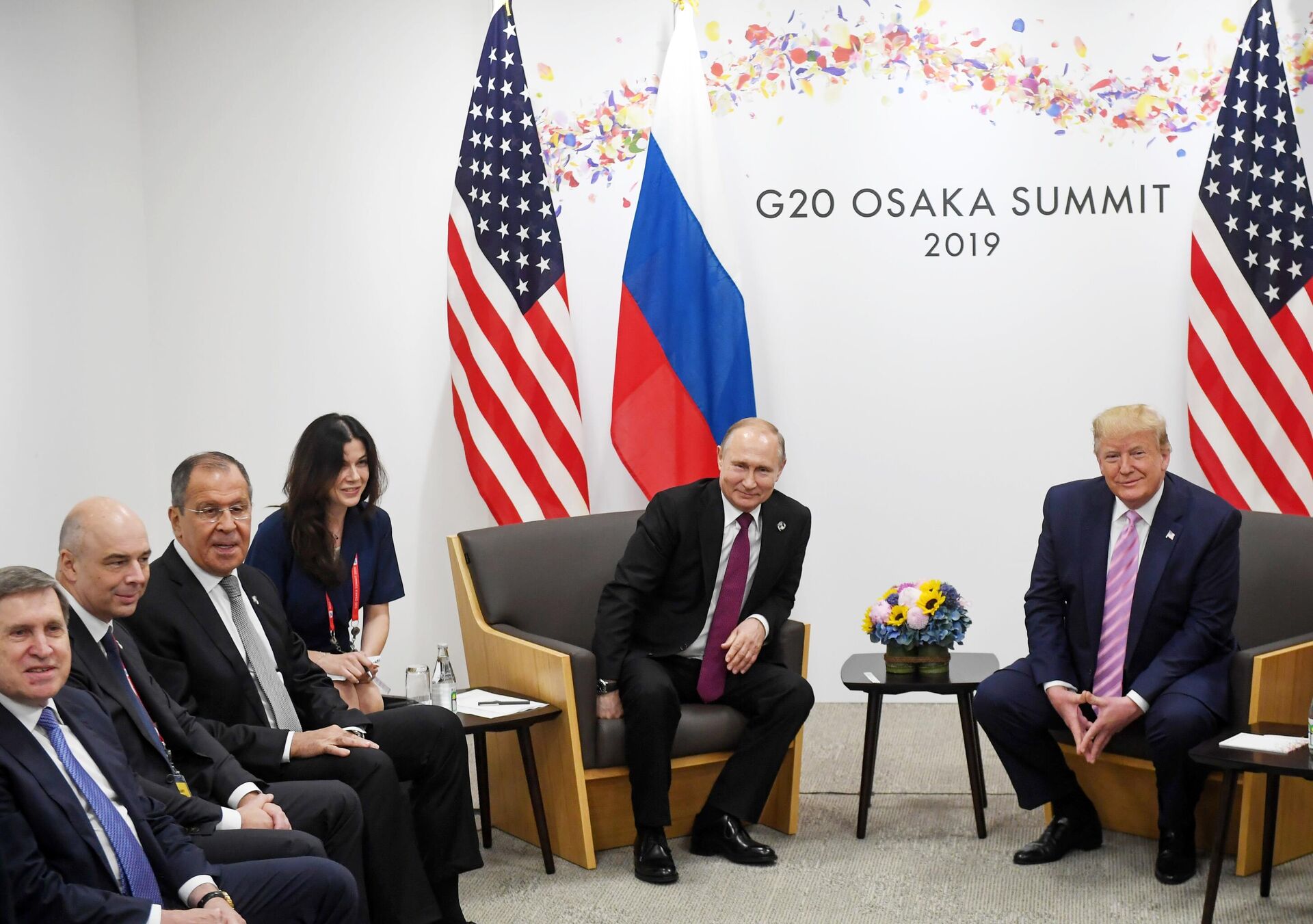 Президент РФ Владимир Путин и президент США Дональд Трамп во время встречи на полях саммита Группы двадцати в Осаке - РИА Новости, 1920, 14.01.2025