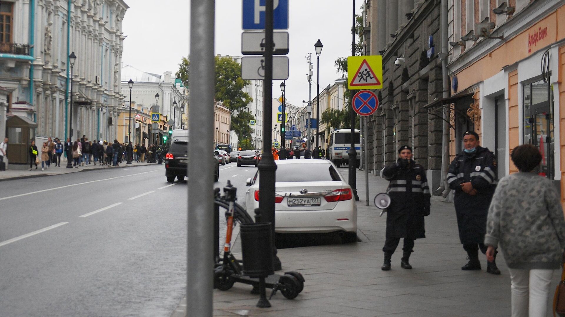 В результате ДТП в центре Москвы пешехода отбросило на автобус - РИА  Новости, 29.09.2021