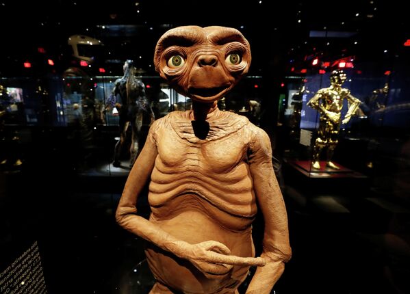 Фигура пришельца из фильма Спилберга “Инопланетянин” в Музее Американской киноакадемии