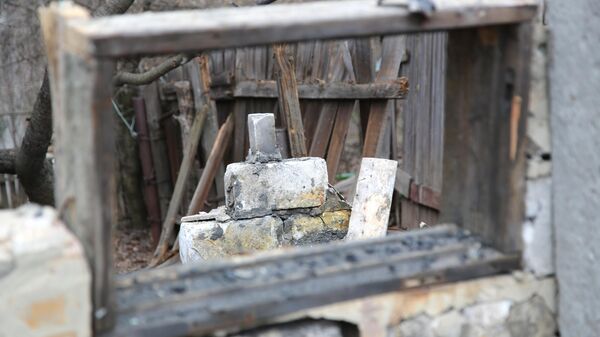 Фрагменты строения, разрушенного в результате обстрела Горловки