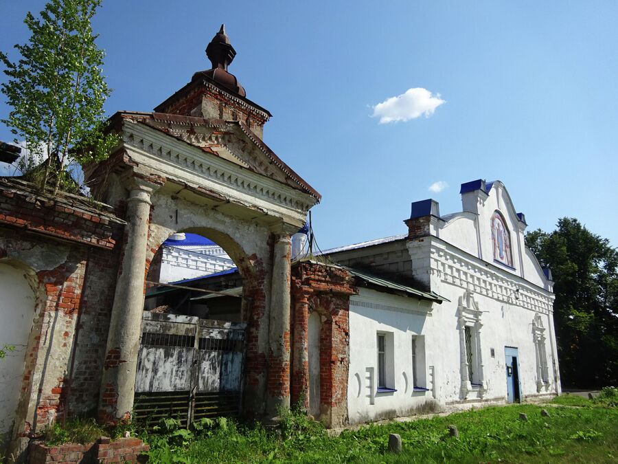 Покровская церковь и ворота