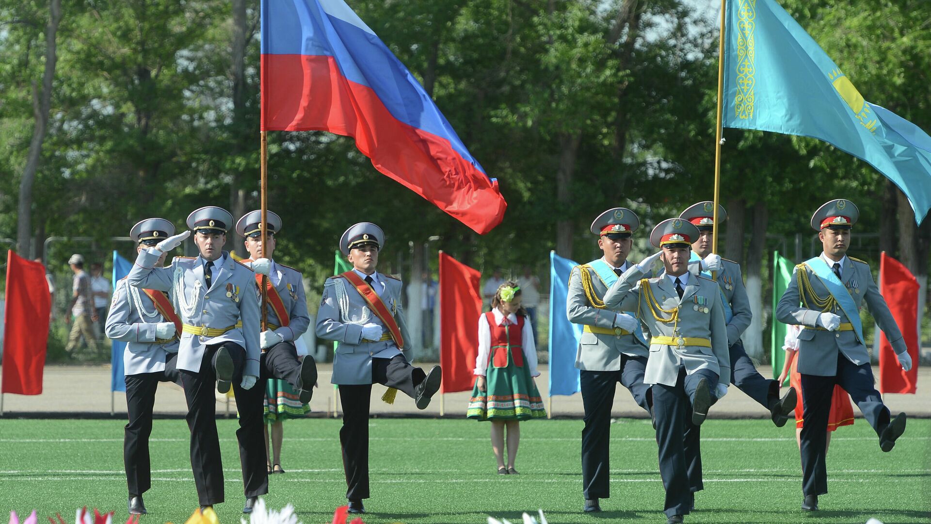 Военнослужащие с флагами России и Казахстана на торжественном мероприятии, посвященном 60-летию космодрома Байконур - РИА Новости, 1920, 30.09.2021