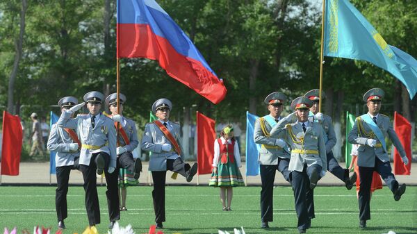 Военнослужащие с флагами России и Казахстана на торжественном мероприятии, посвященном 60-летию космодрома Байконур