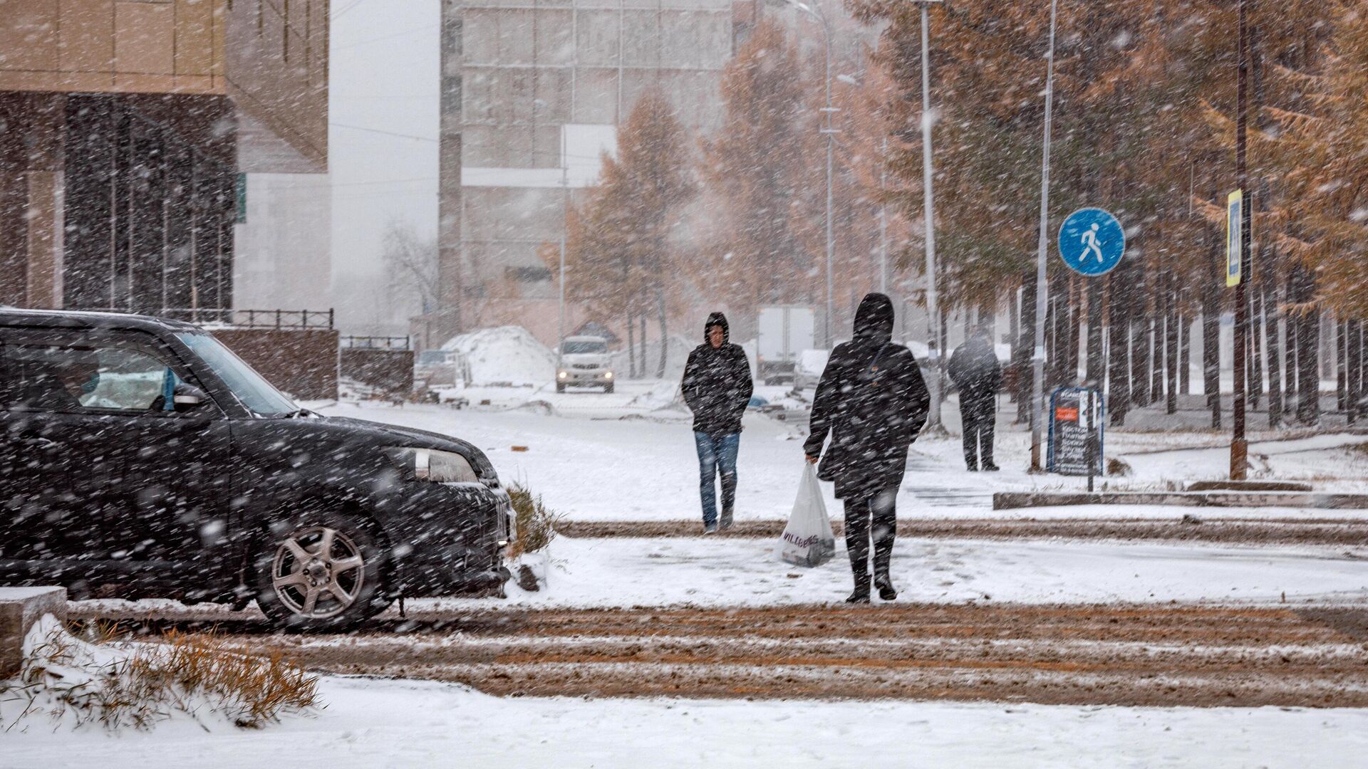 Прохожие на одной из улиц во время снегопада в Нерюнгри - РИА Новости, 1920, 18.11.2021
