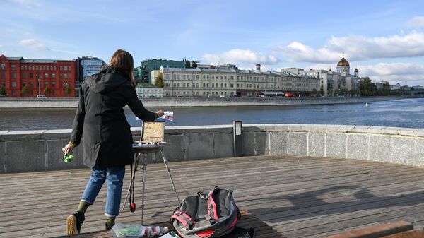Девушка рисует на Крымской набережной в Москве