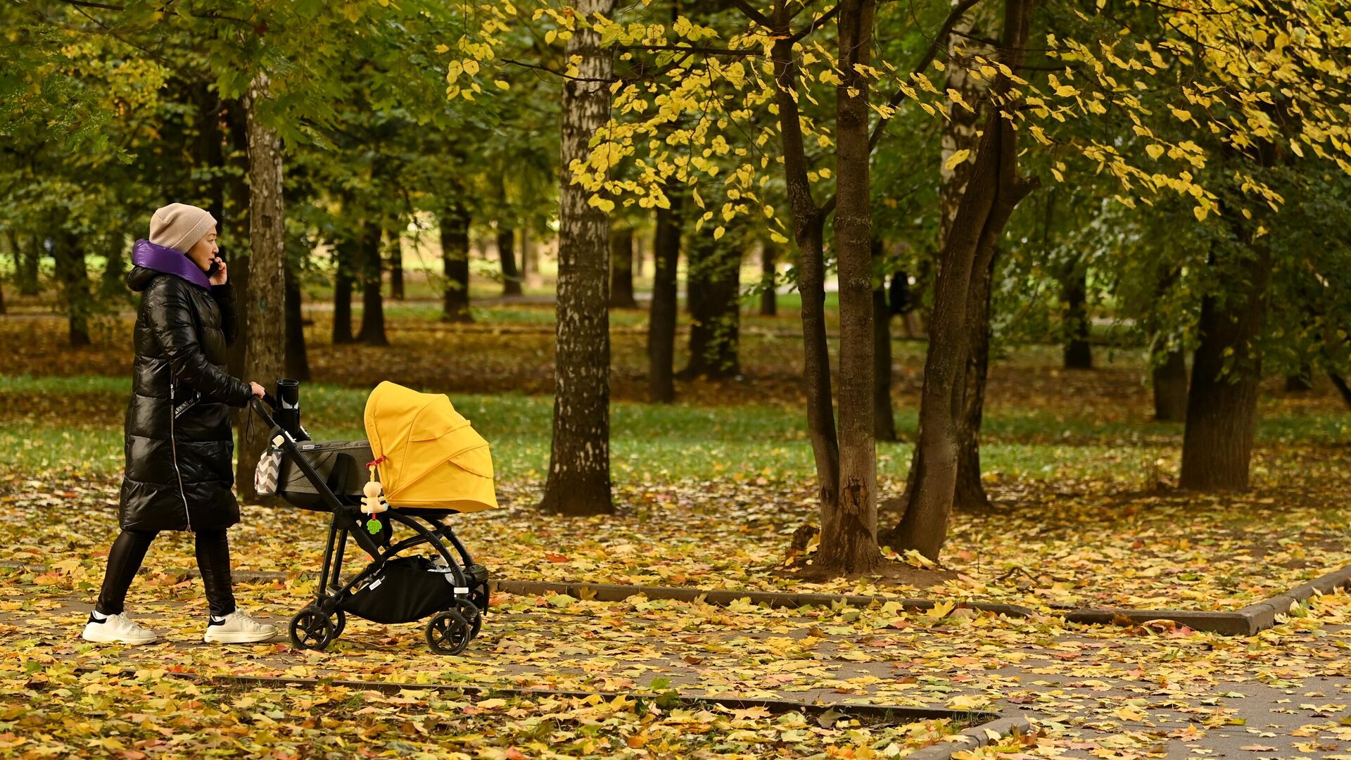 Женщина с коляской во время прогулки в парке Красная Пресня в Москве - РИА Новости, 1920, 19.04.2022