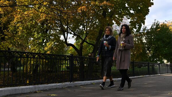 Девушки во время прогулки осенью