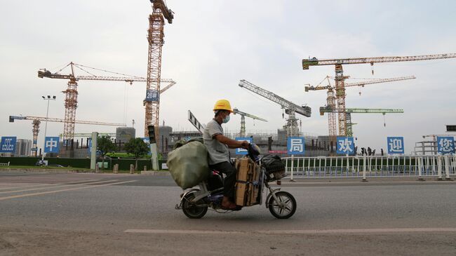 Строительная площадка футбольного стадиона, разработанного China Evergrande Group, в Гуанчжоу