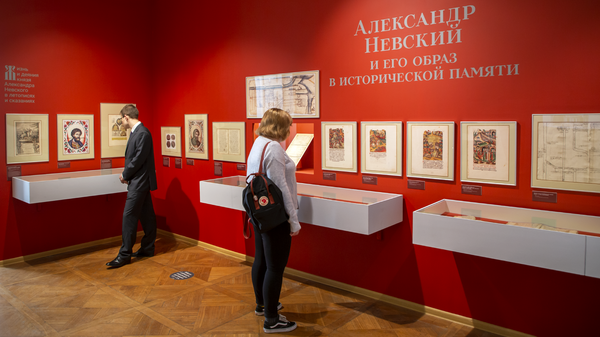 Посетители на выставке Александр Невский и его образ в исторической памяти в выставочном зале федеральных архивов в Москве