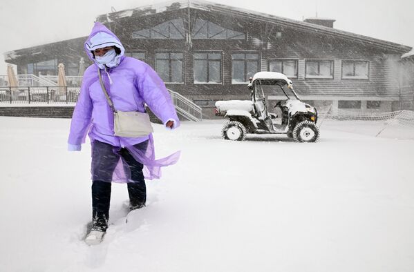 Отдыхающая на горнолыжном курорте Роза Хутор в Сочи Отдыхающая на горнолыжном курорте Роза Хутор в Сочи