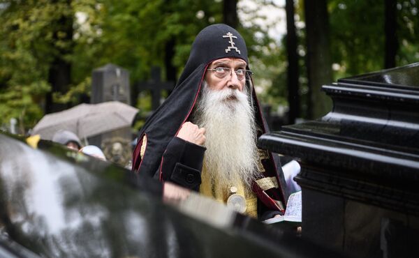 Предстоятель Русской православной старообрядческой церкви митрополит Корнилий во время крестного хода на Рогожское кладбище в память 250-летия его основания Предстоятель Русской православной старообрядческой церкви митрополит Корнилий во время крестного хода на Рогожское кладбище в память 250-летия его основания