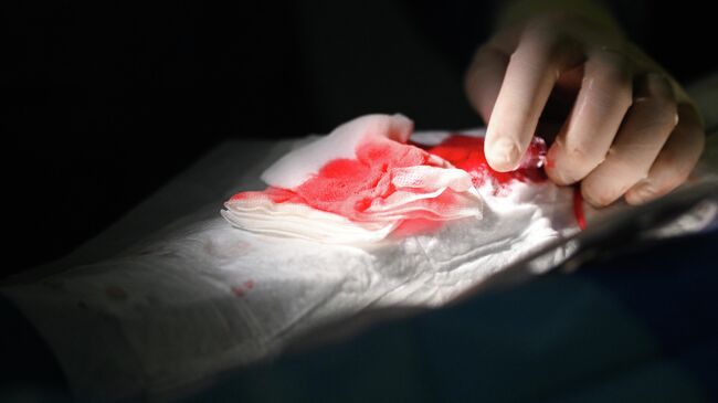 Марлевые повязки в крови 