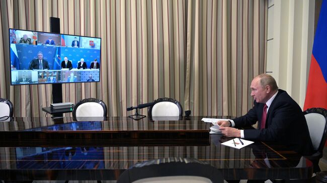 Президент РФ Владимир Путин проводит в режиме видеоконференции совещание по вопросам развития космической отрасли
