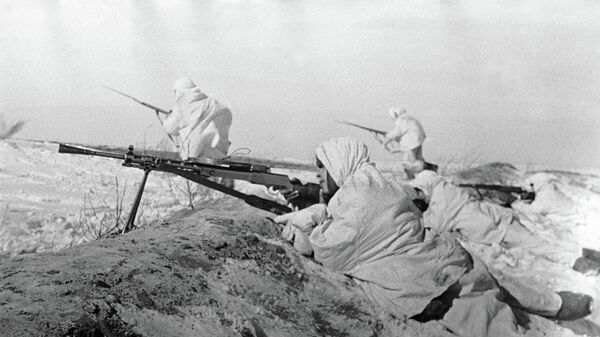 Советские бойцы ведут бои на московском направлении во время битвы за Москву