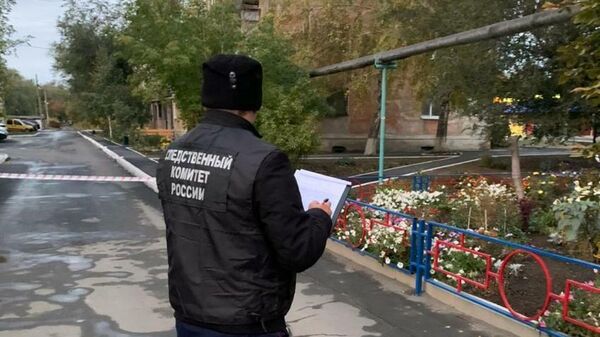Сотрудник Следственного комитета на месте убийства трех девушек в Оренбургской области