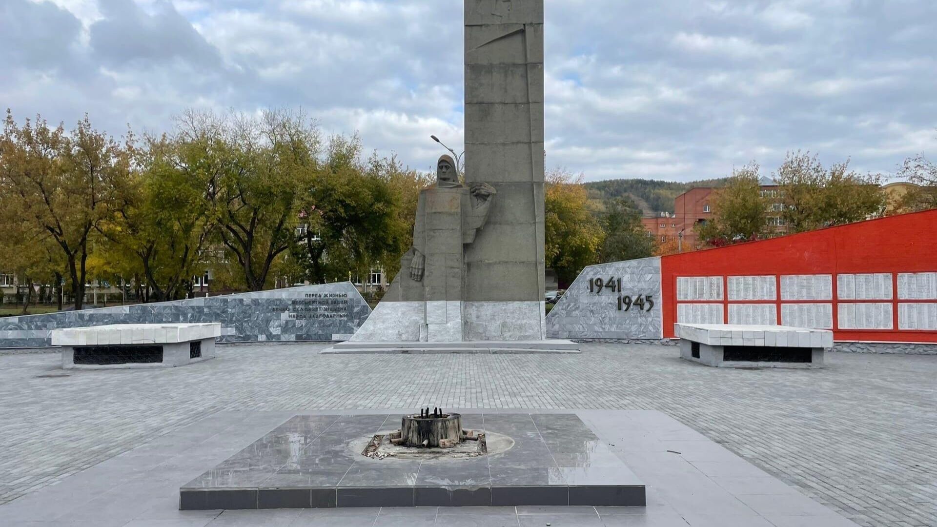  Бездомный мужчина пытался сжечь венки на мемориале Вечный огонь в городе Миасс Челябинской области - РИА Новости, 1920, 30.09.2021