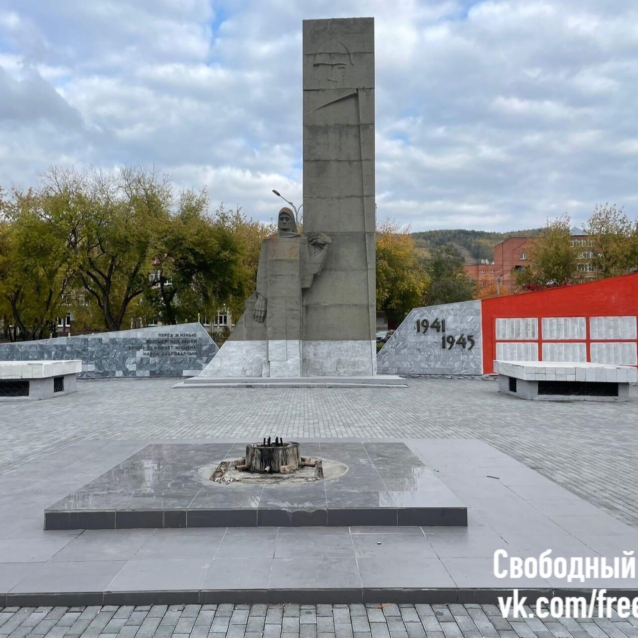 В Миассе мужчина попытался сжечь венки на мемориале 