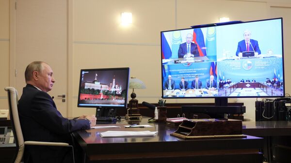 Президент РФ Владимир Путин в режиме видеоконференции принимает участие в пленарном заседании XVII Форума межрегионального сотрудничества России и Казахстана