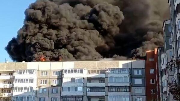 Крыша жилого дома загорелась в Тюмени. Видео очевидцев