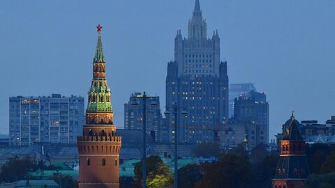 Московский Кремль и здание МИД России Московский Кремль и здание МИД России