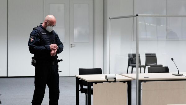 Судебный офицер перед заседанием суда по делу 96-летней экс-секретарши концлагеря Штутгоф Ирмгард Фюрхнер