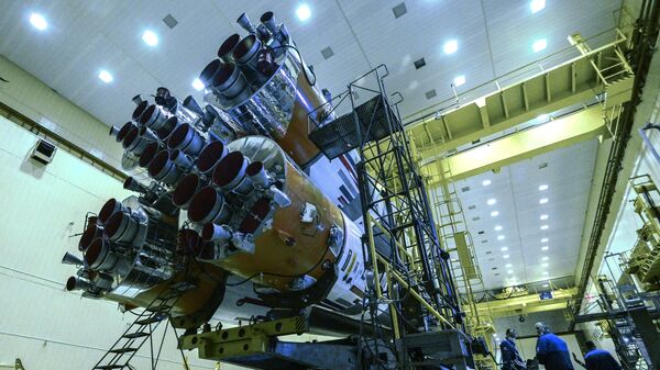 Сборка ракеты космического назначения Союз-2.1а на Байконуре