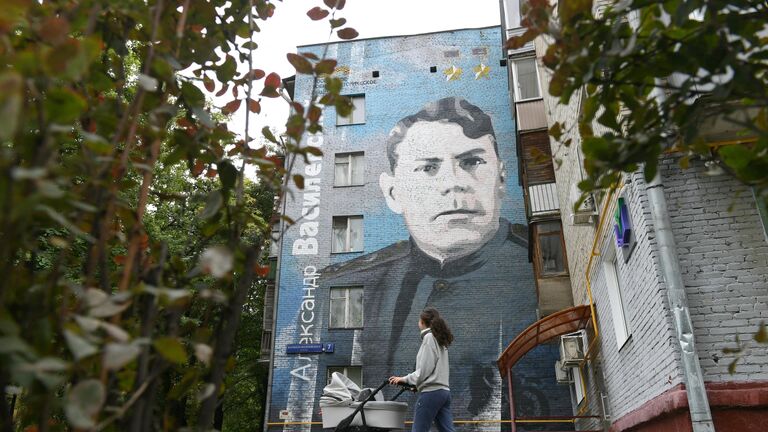 Граффити с изображением маршала Александра Василевского на фасаде здания по адресу: улица Маршала Василевского дом 7, корпус 1 в Москве