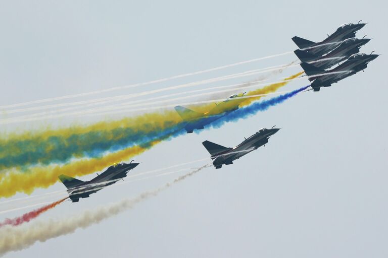 Пилотажная группа китайских ВВС 1 августа на выставке Airshow China в Чжухае