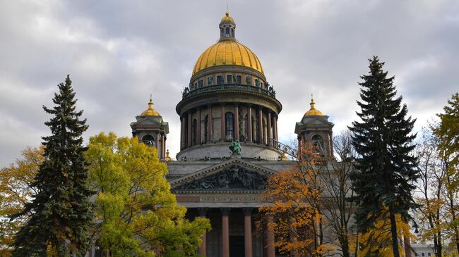 Вид на Исаакиевский собор в Санкт-Петербурге