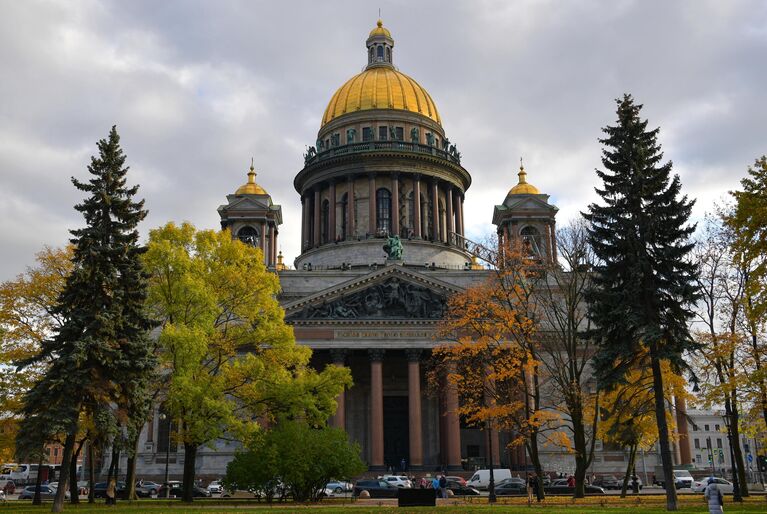 Вид на Исаакиевский собор в Санкт-Петербурге