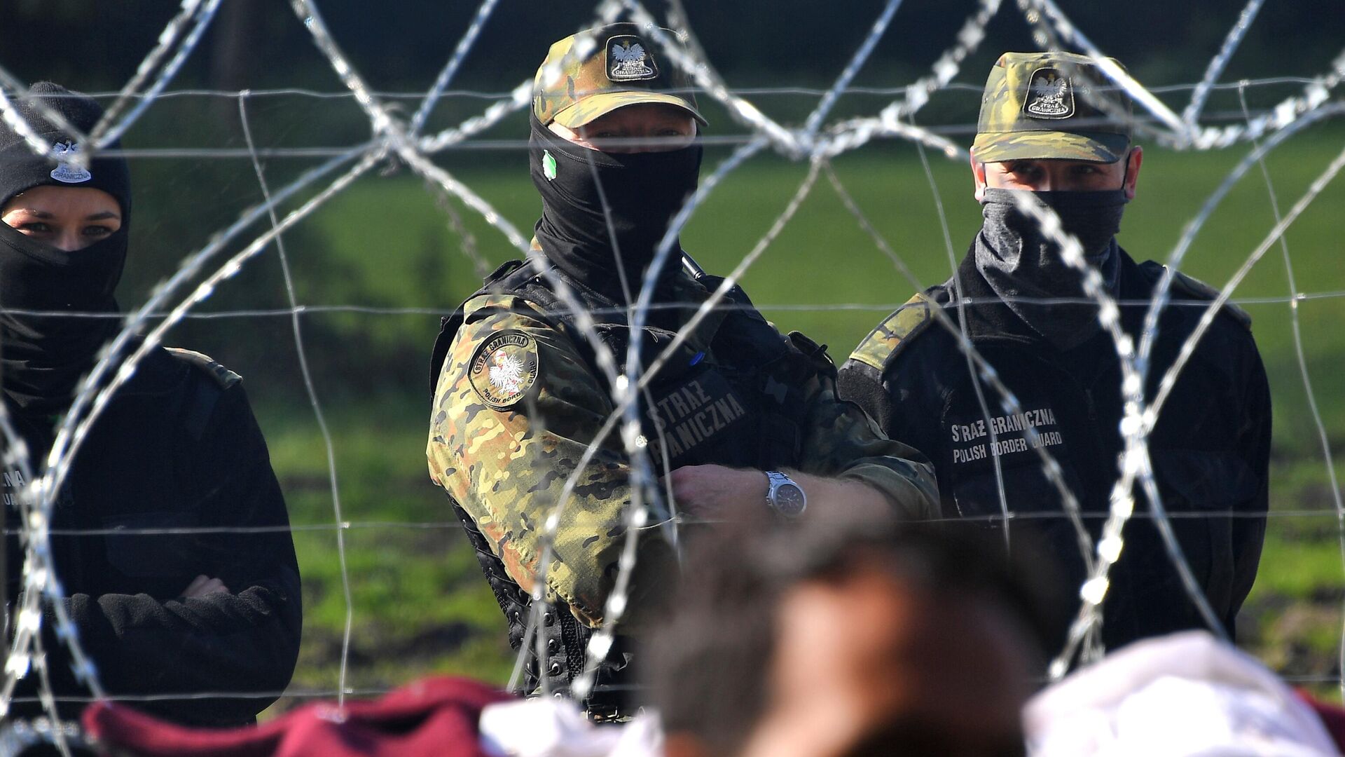 Польские пограничники наблюдают за лагерем беженцев из Афганистана на белорусско-польской границе - РИА Новости, 1920, 25.10.2021