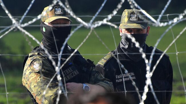 Польские пограничники наблюдают за лагерем беженцев из Афганистана на белорусско-польской границе