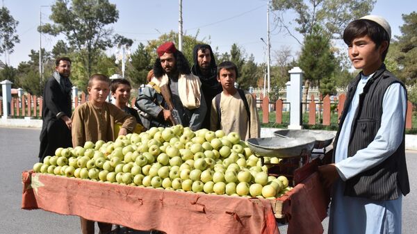 Представитель движения Талибан* фотографируется с подростками во взятом под контроль городе Мазари-Шариф