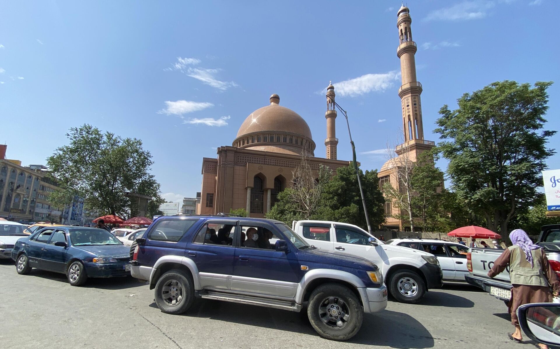 Движение автомобилей на улице возле мечети Абдул Рахмана в Кабуле - РИА Новости, 1920, 30.09.2021