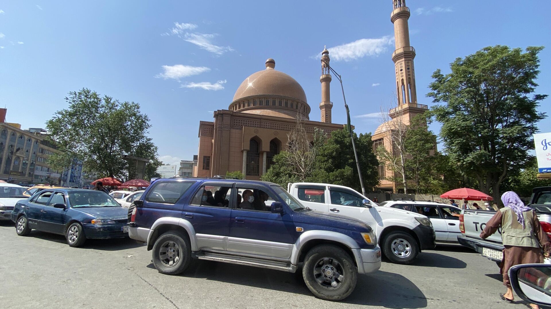 Движение автомобилей на улице возле мечети Абдул Рахмана в Кабуле - РИА Новости, 1920, 07.12.2021