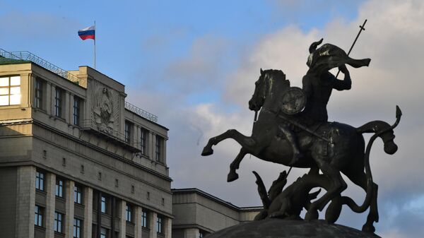 Статуя Георгия Победоносца на Манежной площади и здание Государственной Думы РФ