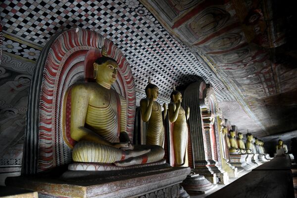 Статуи Будды в пещерном храме Дамбулла