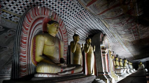 Статуи Будды в пещерном храме Дамбулла