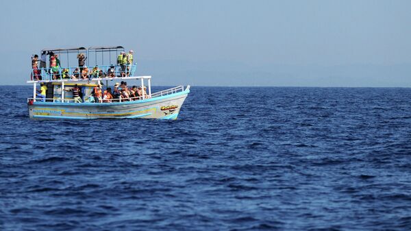 Туристы наблюдают за китами у южного побережья Шри-Ланки