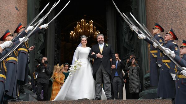 Великий князь Георгий Михайлович Романов и Ребекка Беттарини после церемонии венчания в Исаакиевском соборе в Санкт-Петербурге