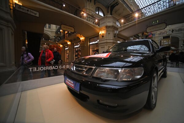 Автомобиль Saab 9-3 Cabriolet, представленный на выставке редких спорткаров в ГУМе в рамках ГУМ Янгтаймер Ралли