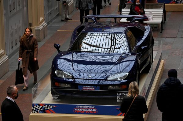 Автомобиль Mega Track, представленный на выставке редких спорткаров в ГУМе в рамках ГУМ Янгтаймер Ралли