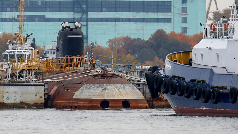 Атомная подводная лодка К-3 Ленинский комсомол в доках Северной верфи перед ее транспортировкой в Музей военно-морской славы в Кронштадте